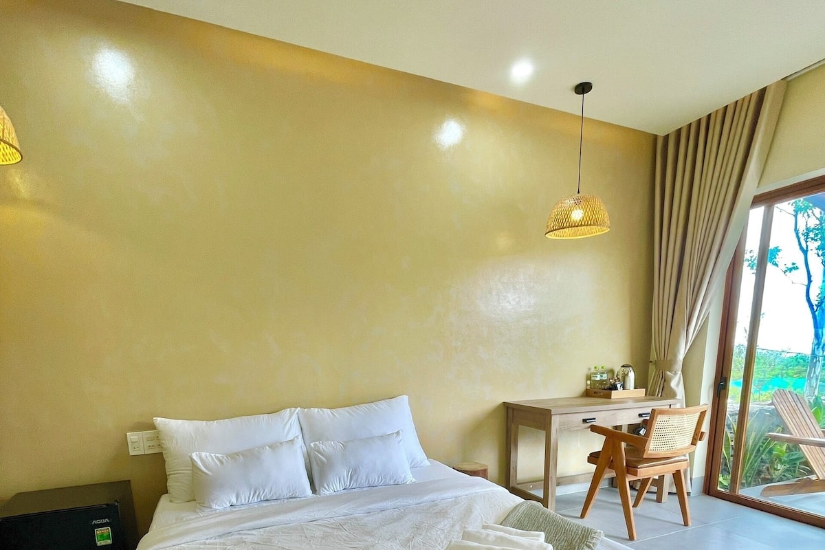 Chambre Double Deluxe, 1 trÚs grand lit, balcon, vue partielle sur l'océan | Vue de la chambre