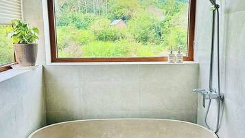 Deluxe Suite, Beach View | Bathroom