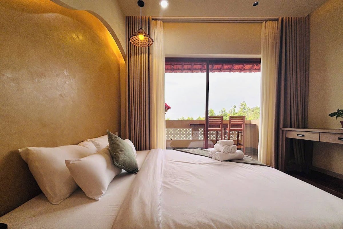 Deluxe szoba kétszemélyes ággyal, 1 king (extra méretű) franciaágy, erkély, kilátással az óceánra