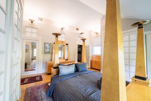 Desk, iron/ironing board, travel crib, free WiFi - Private Luxurious Canal Estate (Princeton)