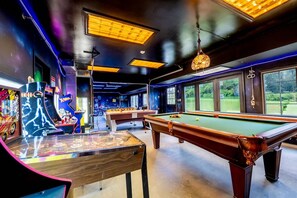 Game room - Private Luxurious Canal Estate (Princeton)