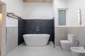 Shower, hair dryer, towels - Rooftop Terrace & Sea Views - Unique Valletta 1BR (Valletta)