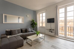 Living area - Rooftop Terrace & Sea Views - Unique Valletta 1BR (Valletta)