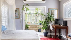 2 soverom, skrivebord, strykejern/-brett og reiseseng for barn