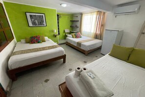 3 camere, una scrivania, ferro/asse da stiro, lenzuola