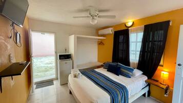 1 bedroom, bed sheets