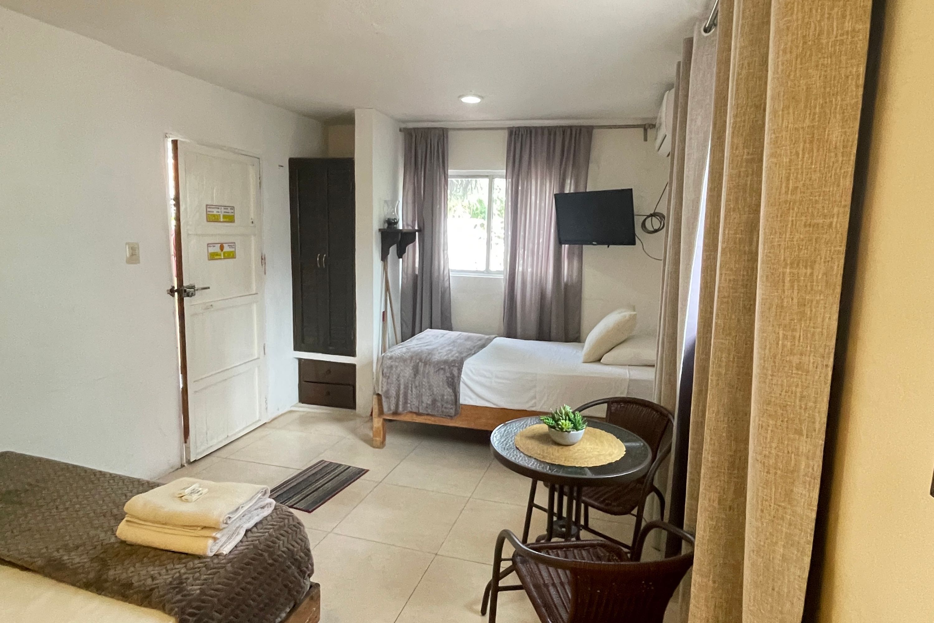 1 bedroom, bed sheets