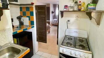 Coffee/tea maker, microwave, oven, stovetop