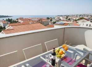 Outdoor dining - Two-bedroom family rooms apartment Grey Goose 14 with balcony and sea view (Novalja)