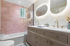 Hair dryer, bidet, soap, shampoo - Elegant Beach Getaway Villa Layla. Villas, CapeMay (Lower Township)