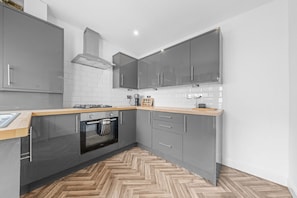 Frigorifero, microonde, forno, piano cottura