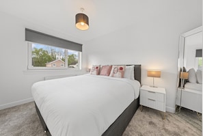 Desk, iron/ironing board, WiFi, bed sheets
