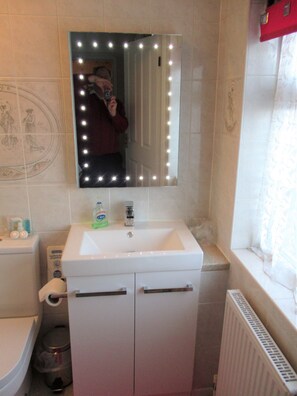 Bathroom - Coppers End Guest House (Muckley Corner)