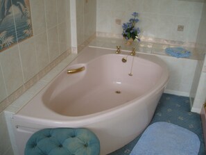 Comfort Double Room, Garden View | Bathroom - Coppers End Guest House (Muckley Corner)