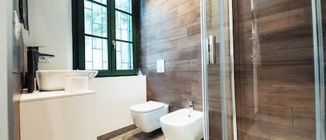 Douche, séchoir à cheveux, bidet, serviettes fournies
