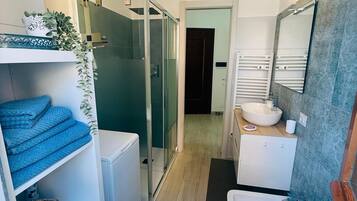 Doccia, asciugacapelli, bidet, asciugamani
