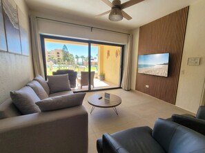 Smart-TV, Tischtennisplatte, Bücher
