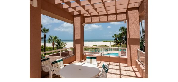 Outdoor dining - 2-bedroom beach condo, water views in beautiful Sand Key, 4 mins to Clearwater (Clearwater)