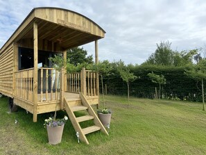 Exterior - The Suffolk Hut (Knutsford)