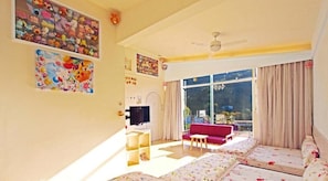 A living room with a red sofa, a television, and a large window with curtains. - Wan-Yue B&B (Hengshan)
