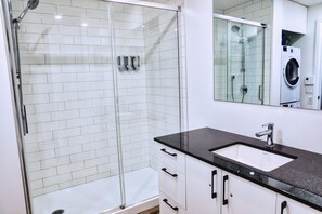 Hair dryer, towels, soap, toilet paper - Le1006 - Condo moderne (Québec)