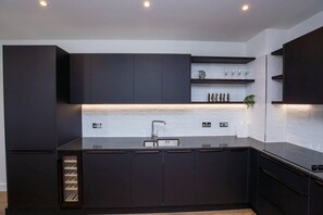 Fridge, microwave, oven, stovetop - 2 Bed Flat - Sleeps 6 - Parking - Wifi (London)