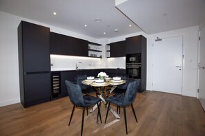 Dining - 2 Bed Flat - Sleeps 6 - Parking - Wifi (London)