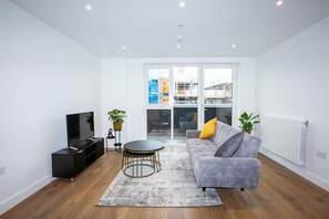 Living area - 2 Bed Flat - Sleeps 6 - Parking - Wifi (London)