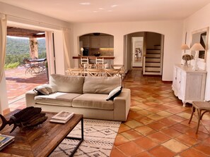 Living area - Beautifully renovated villa in Cavalaire with swimming pool and 5 bedrooms near the beach and village. (Cavalaire-sur-Mer)
