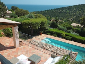 Pool - Beautifully renovated villa in Cavalaire with swimming pool and 5 bedrooms near the beach and village. (Cavalaire-sur-Mer)