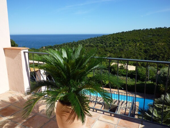 Property grounds - Beautifully renovated villa in Cavalaire with swimming pool and 5 bedrooms near the beach and village. (Cavalaire-sur-Mer)