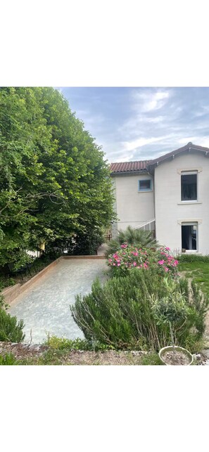 Property grounds - The blue house (Courniou)