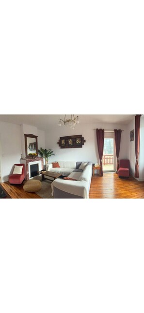Living area - The blue house (Courniou)