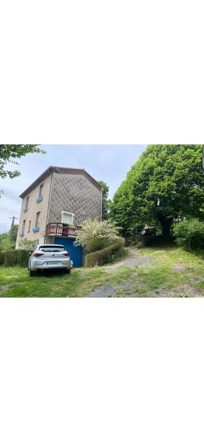 Exterior - The blue house (Courniou)