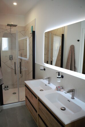 Dusche, Haartrockner, Bidet, Handtücher