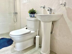 Dusche, Handtücher, Seife, Toilettenpapier