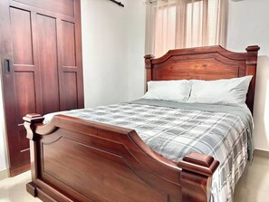2 bedrooms, iron/ironing board, bed sheets - Father Las Casa (Santiago de los Caballeros)