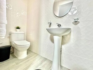 Dusche, Handtücher, Seife, Toilettenpapier