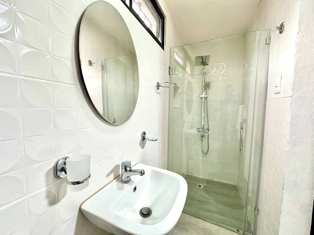 Regadera, toallas, jabón, papel de baño 