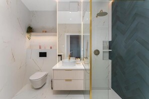 คอมฟอร์ทอพาร์ทเมนท์, ระเบียง, วิวสวนหย่อม | ห้องน้ำ