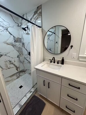 Shower, hair dryer, towels, soap - Brand-New Interior 4BR Central Austin Access (Austin)