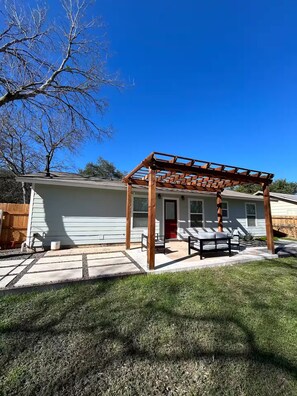 Terrace/patio - Brand-New Interior 4BR Central Austin Access (Austin)