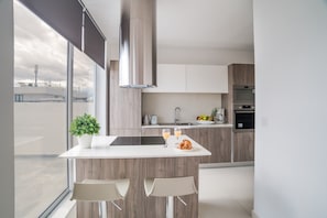 Fridge, microwave, oven, stovetop - 2BR Penthouse with Private Terrace and Sea Views! (Saint Julian's)