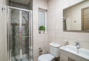 Douche, sĂšche-cheveux, serviettes fournies, savon