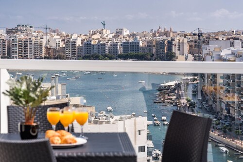 2BR Penthouse with Private Terrace and Sea Views!