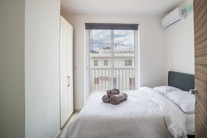 2 quartos, escrivaninha, ferros/tábuas de passar roupa, berço de viagem