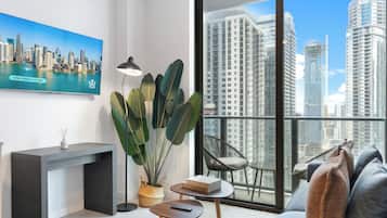 City-Apartment, Stadtblick | Wohnbereich | 50-Zoll-Smart-TV mit Kabelempfang
