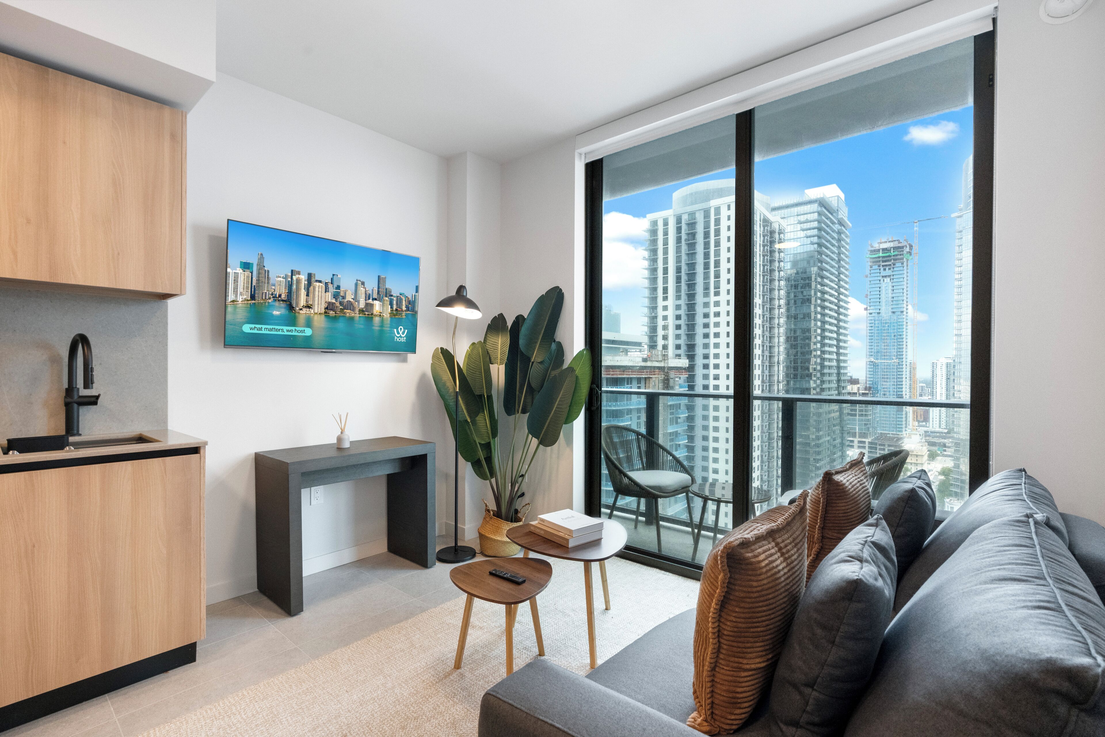 City-Apartment, Stadtblick | Wohnbereich | 50-Zoll-Smart-TV mit Kabelempfang