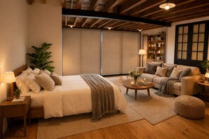 Une chambre confortable avec un lit, des tables de chevet, une table basse et un canapé.