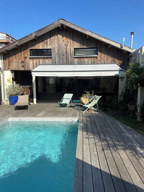 A wooden house with a covered patio and a swimming pool. - House in a quiet neighborhood (Salles)